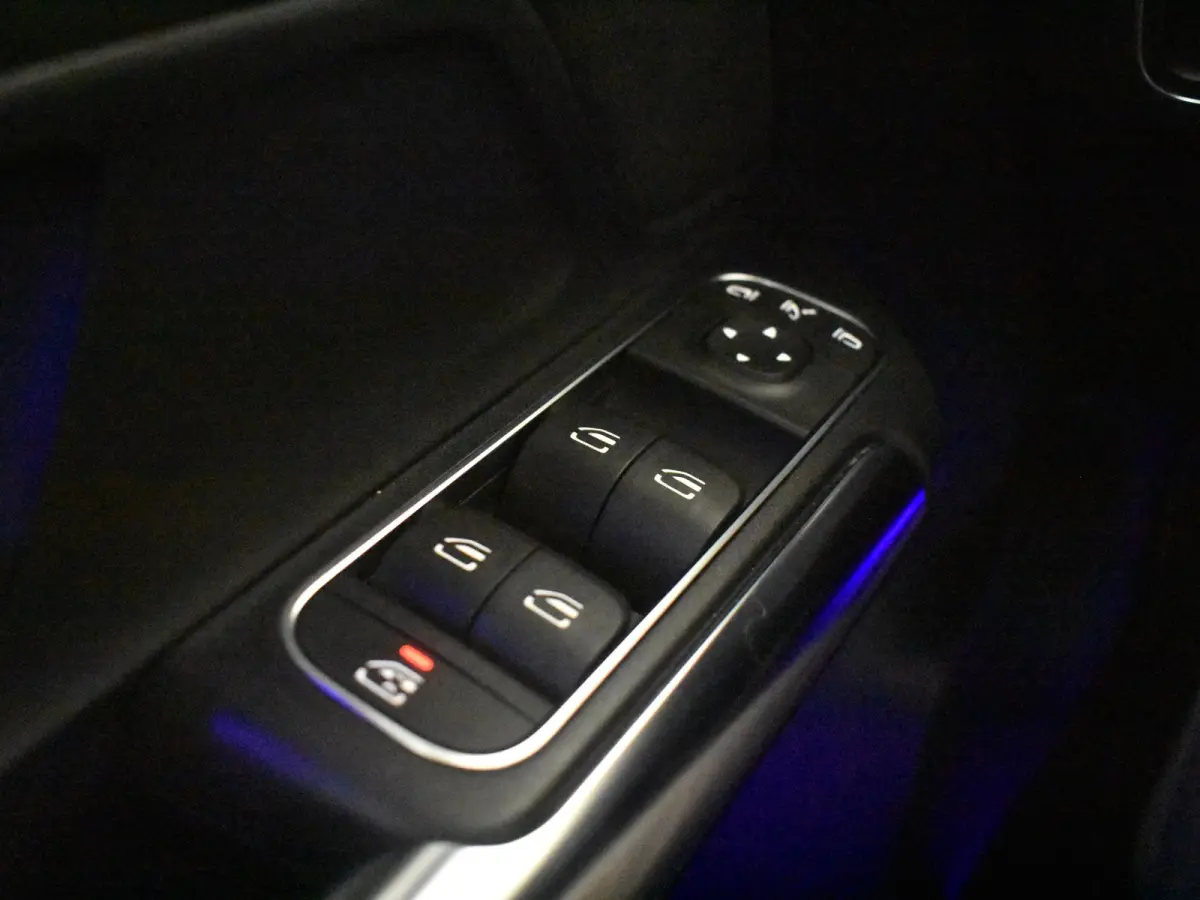 250 4MATIC AMG Line l Pano Dak l Leder/Alcantara l Trekhaak l Dodehoek Detectie l AMG l Sfeerverlichting l