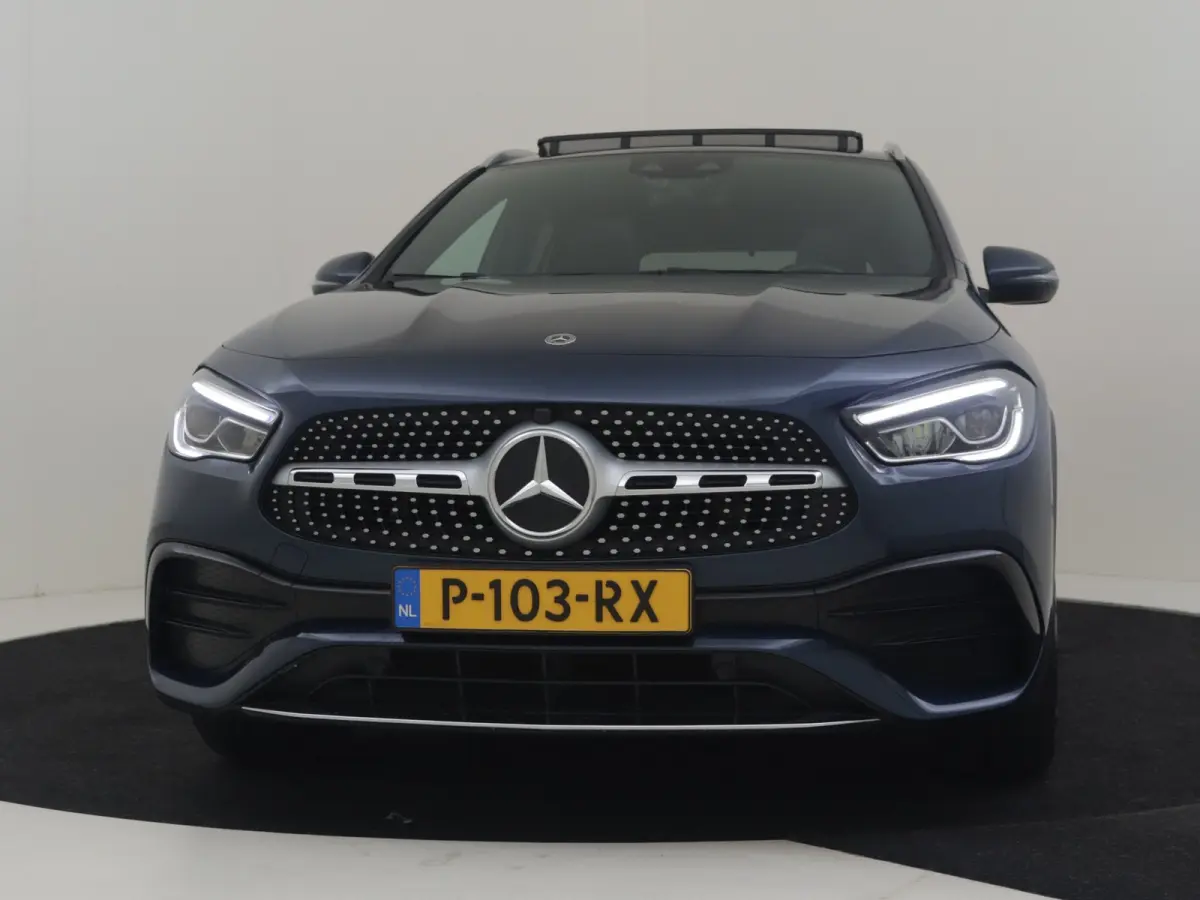 250 4MATIC AMG Line l Pano Dak l Leder/Alcantara l Trekhaak l Dodehoek Detectie l AMG l Sfeerverlichting l