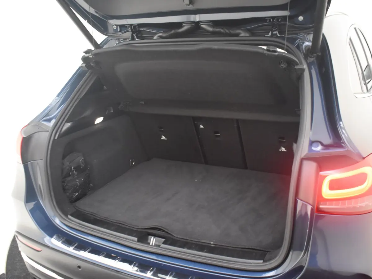 250 4MATIC AMG Line l Pano Dak l Leder/Alcantara l Trekhaak l Dodehoek Detectie l AMG l Sfeerverlichting l
