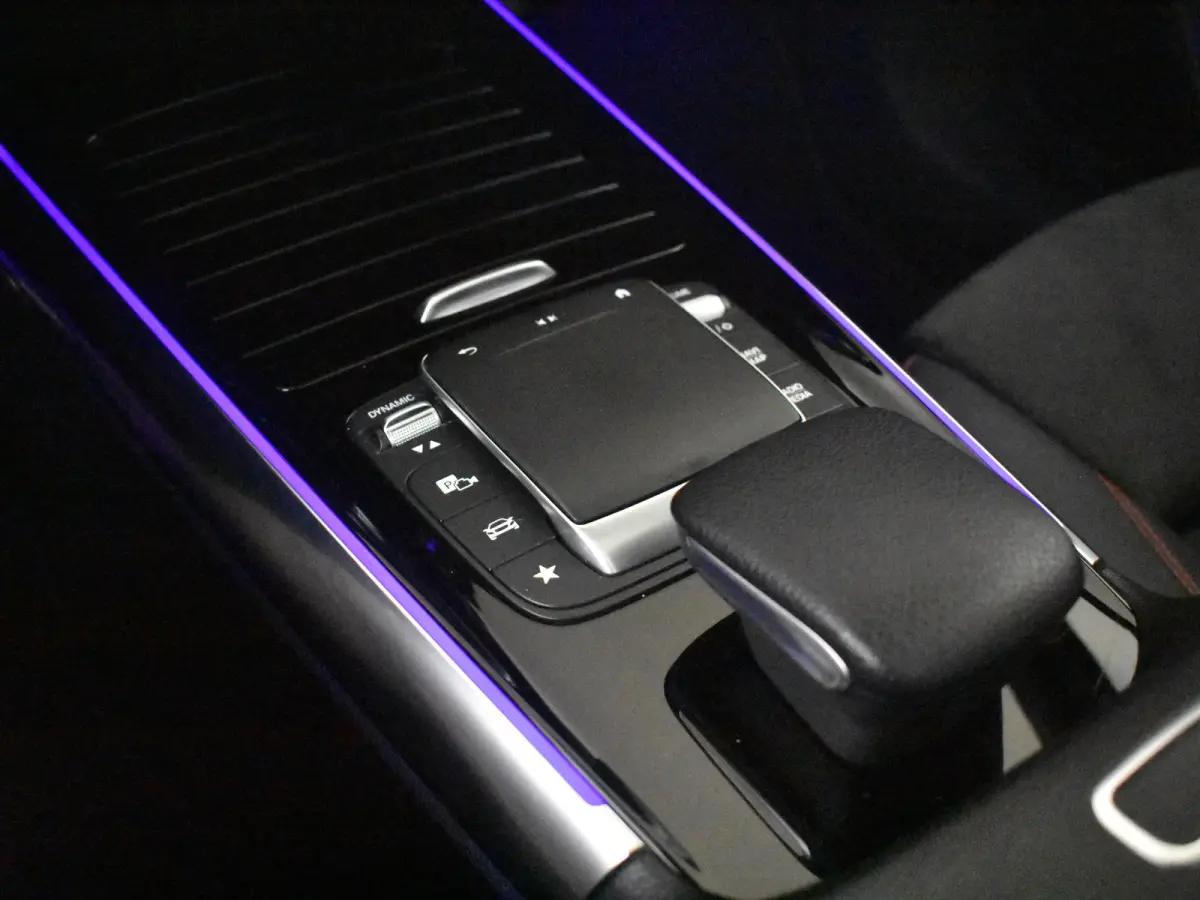 250 4MATIC AMG Line l Pano Dak l Leder/Alcantara l Trekhaak l Dodehoek Detectie l AMG l Sfeerverlichting l