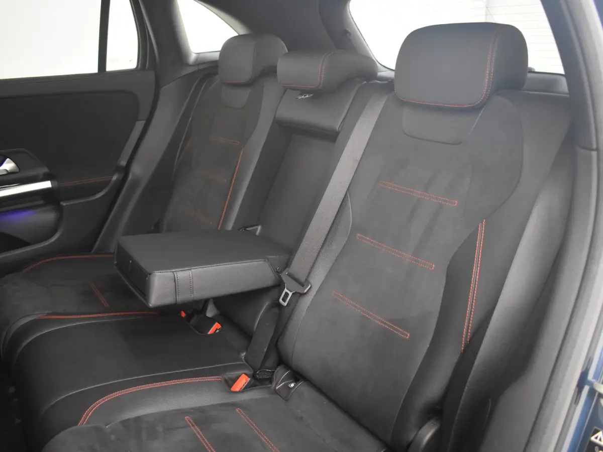 250 4MATIC AMG Line l Pano Dak l Leder/Alcantara l Trekhaak l Dodehoek Detectie l AMG l Sfeerverlichting l
