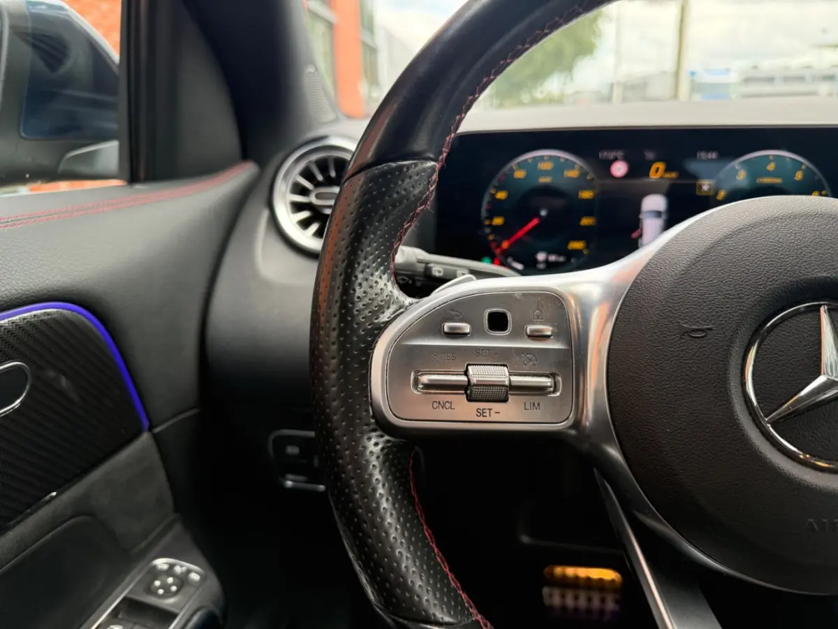 250 4MATIC AMG Line l Pano Dak l Leder/Alcantara l Trekhaak l Dodehoek Detectie l AMG l Sfeerverlichting l
