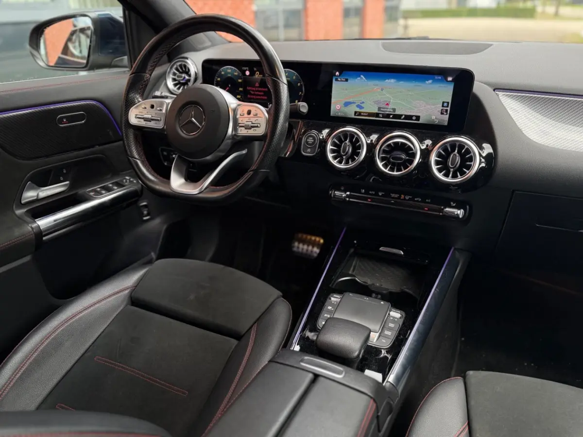 250 4MATIC AMG Line l Pano Dak l Leder/Alcantara l Trekhaak l Dodehoek Detectie l AMG l Sfeerverlichting l