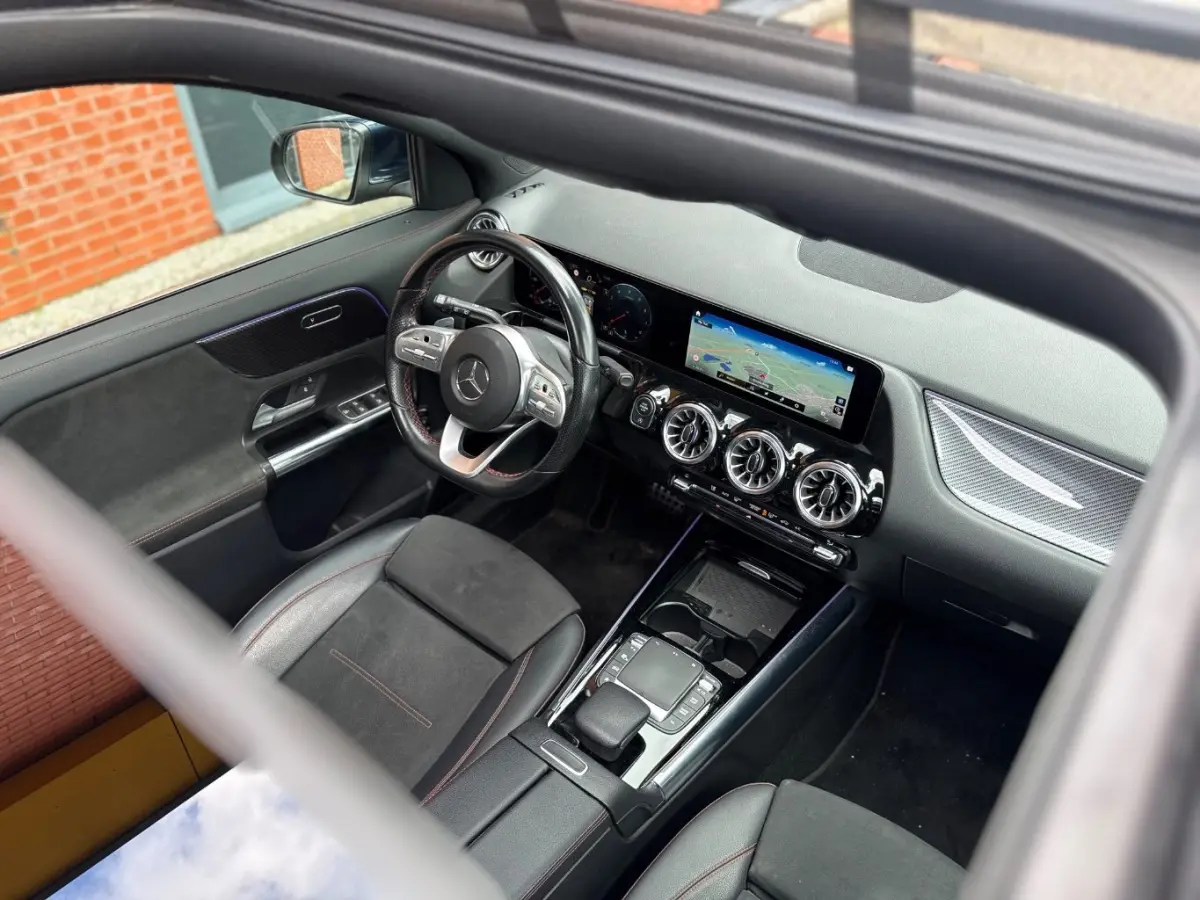 250 4MATIC AMG Line l Pano Dak l Leder/Alcantara l Trekhaak l Dodehoek Detectie l AMG l Sfeerverlichting l