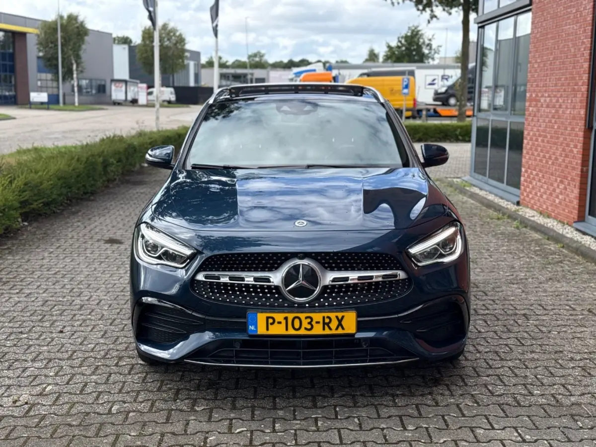 250 4MATIC AMG Line l Pano Dak l Leder/Alcantara l Trekhaak l Dodehoek Detectie l AMG l Sfeerverlichting l