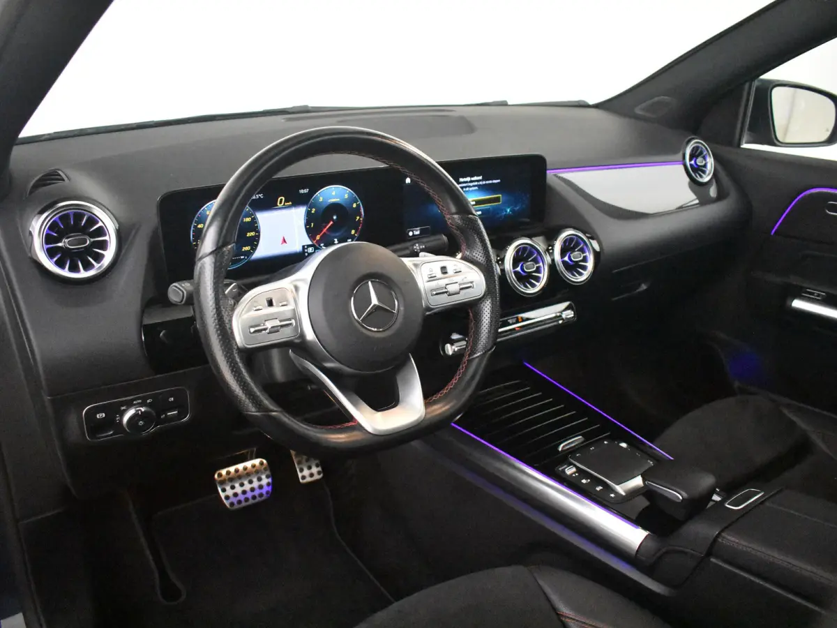 250 4MATIC AMG Line l Pano Dak l Leder/Alcantara l Trekhaak l Dodehoek Detectie l AMG l Sfeerverlichting l
