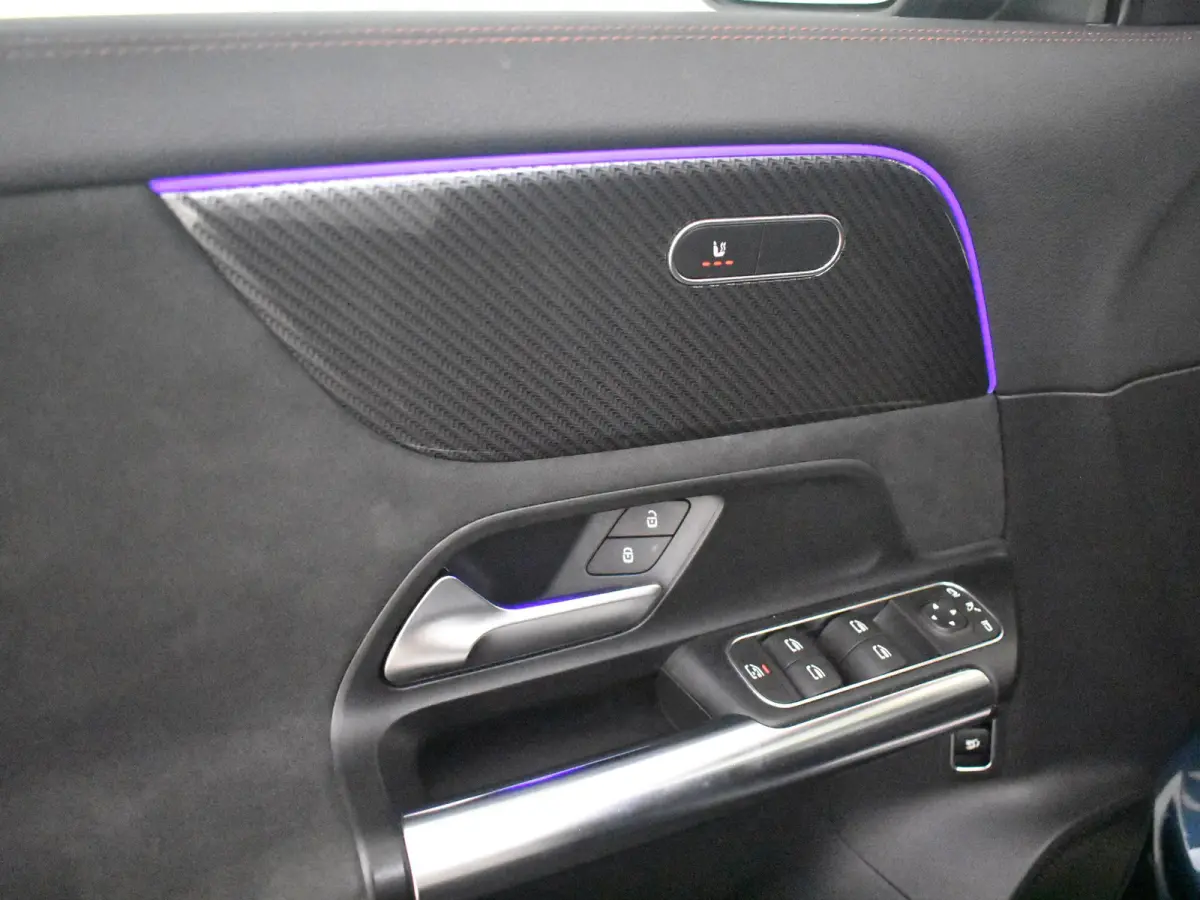 250 4MATIC AMG Line l Pano Dak l Leder/Alcantara l Trekhaak l Dodehoek Detectie l AMG l Sfeerverlichting l