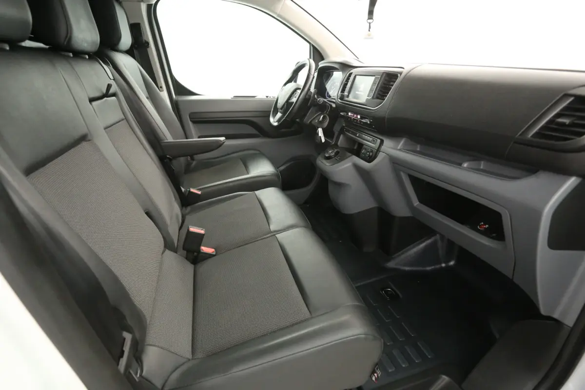 Peugeot Expert 2.0 BlueHDI L3H1 | Marge | Automaat | Clima | Cruise | Camera | 3 Zits | Carplay | 2xSchuifdeur | Parkeersens.