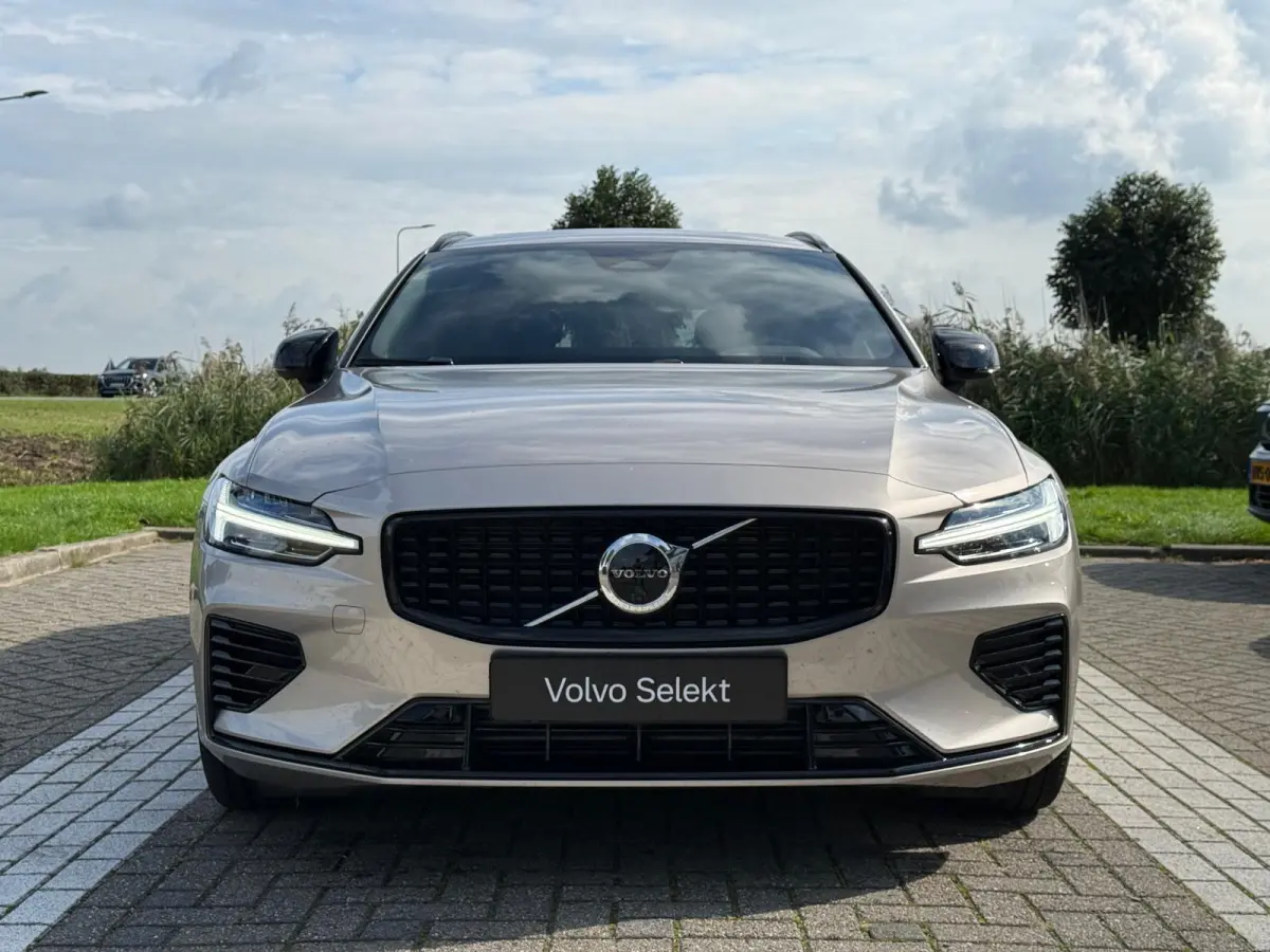 T8 Plug-in hybrid AWD Plus Dark | Panoramadak | Trekhaak | T8 Performance Edition | 60 Graden Camera | Harman / Kardon |