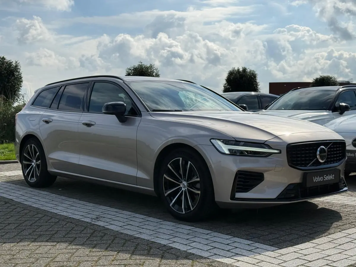 T8 Plug-in hybrid AWD Plus Dark | Panoramadak | Trekhaak | T8 Performance Edition | 60 Graden Camera | Harman / Kardon |