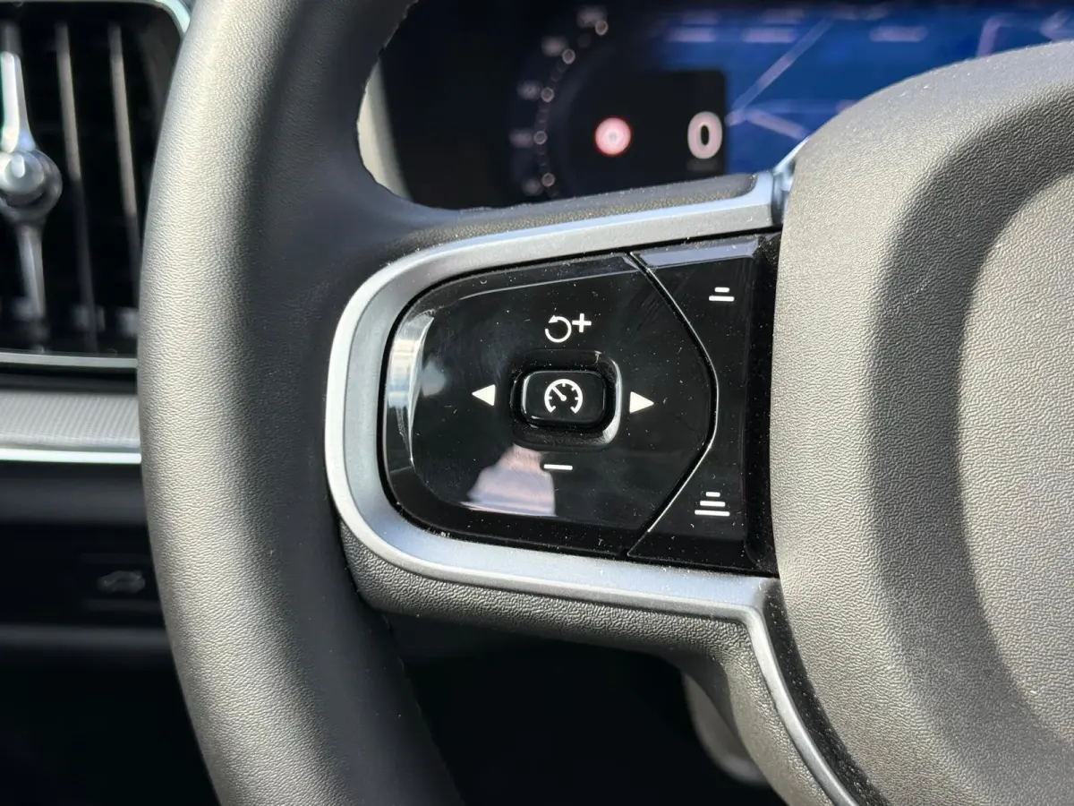 T8 Plug-in hybrid AWD Plus Dark | Panoramadak | Trekhaak | T8 Performance Edition | 60 Graden Camera | Harman / Kardon |