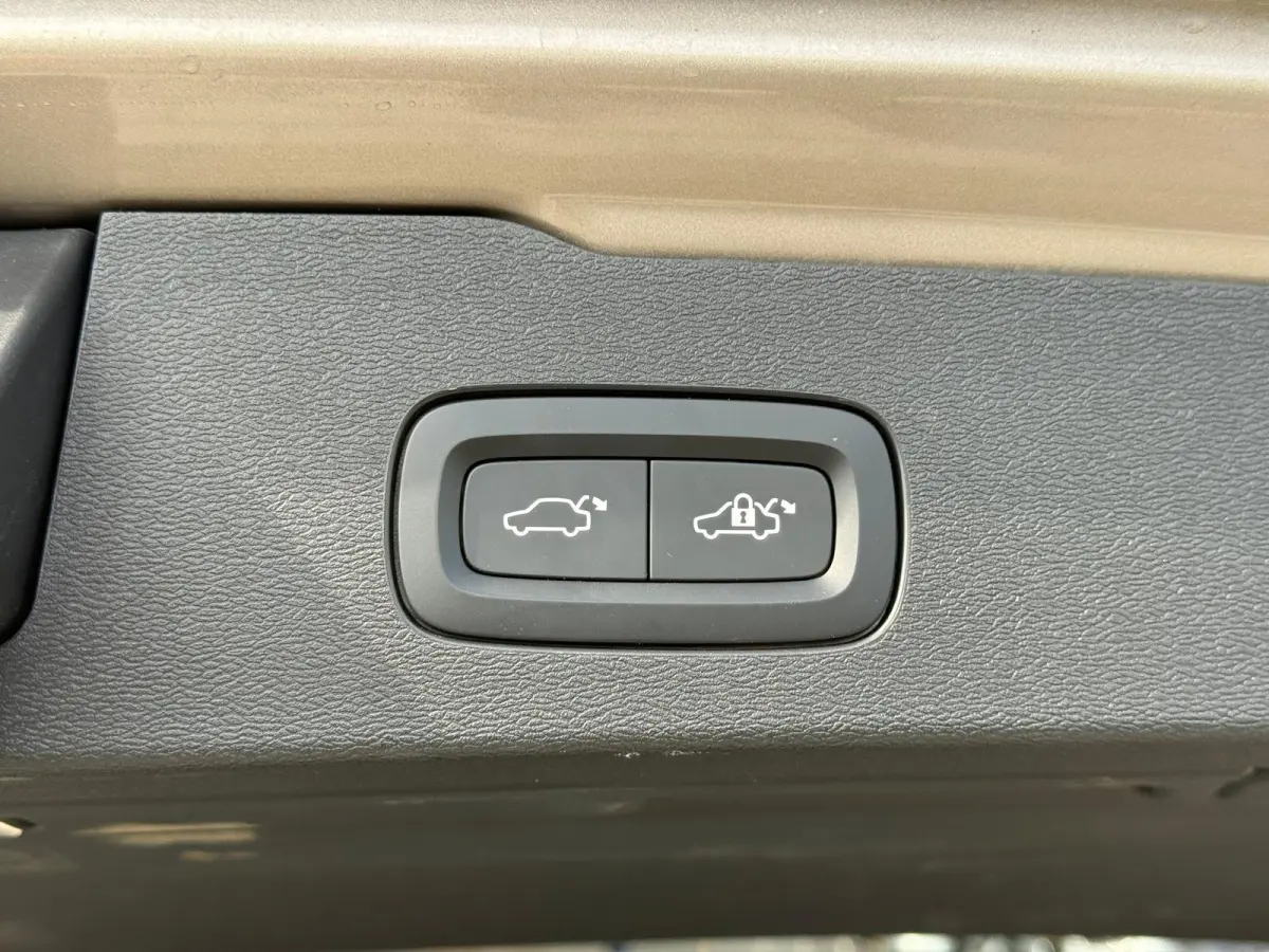 T8 Plug-in hybrid AWD Plus Dark | Panoramadak | Trekhaak | T8 Performance Edition | 60 Graden Camera | Harman / Kardon |