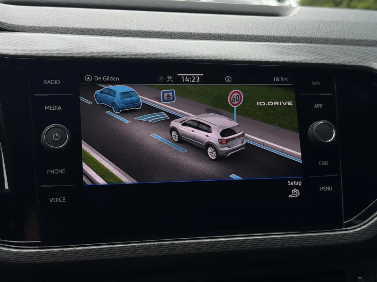 1.0 TSI DSG AUT. 110PK R-Line | ADAPT.CRUISE | CAM | CARPLAY | NAV | PDC | LED | DIGI.DASH | STOELVERW. | SPORTSTOELEN | 18" LMV