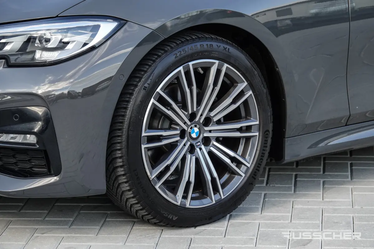 320d 190Pk Aut. | High Executive | M-sport | 360° Camera | Trekhaak | 18'' | Dravit Grau