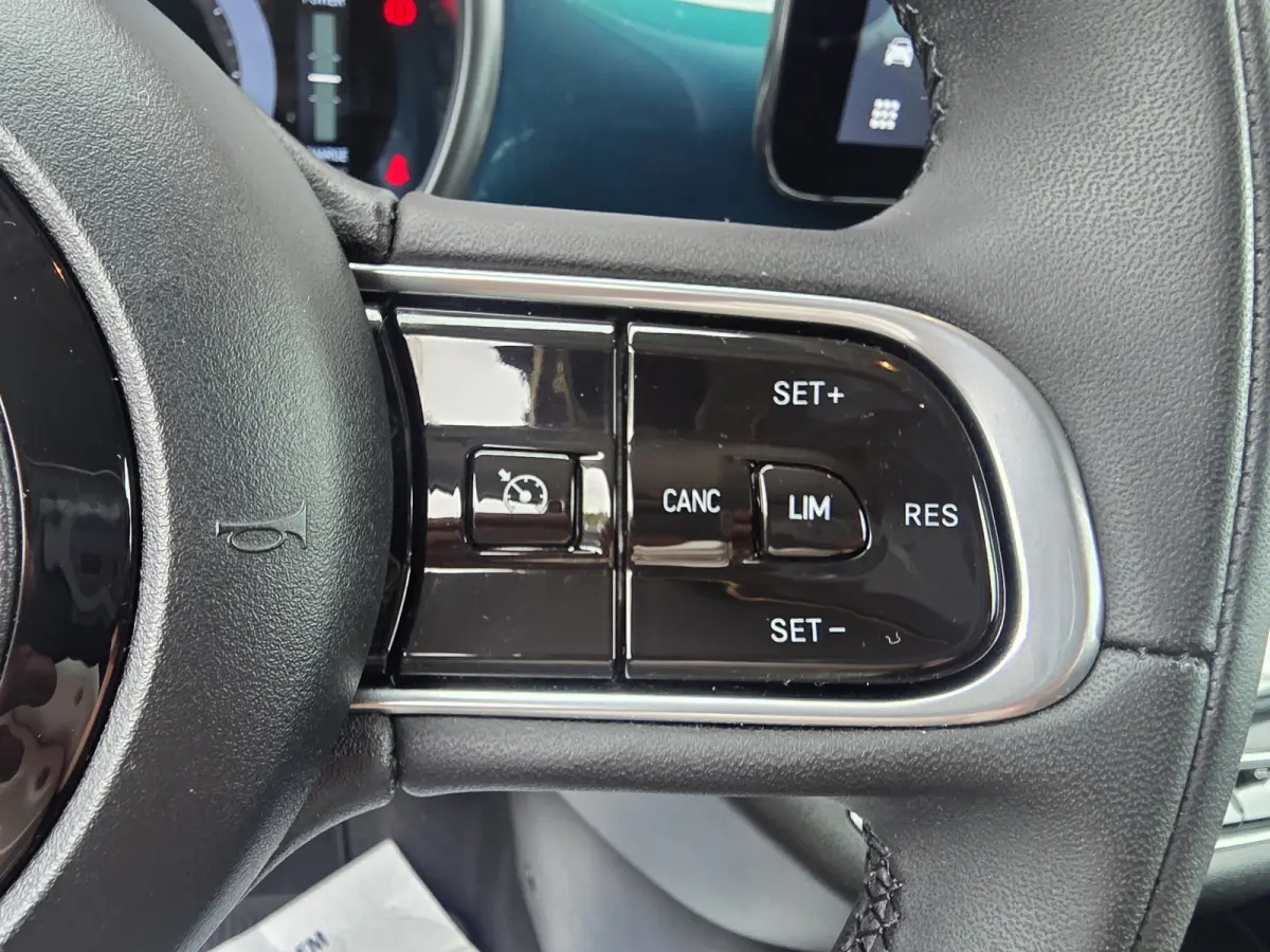 Urban 42 kWh | Pack Style | Pack Comfort | Camera | Stoelverwarming | Cruise control | Lane Assist | Apple Carplay/Android Auto