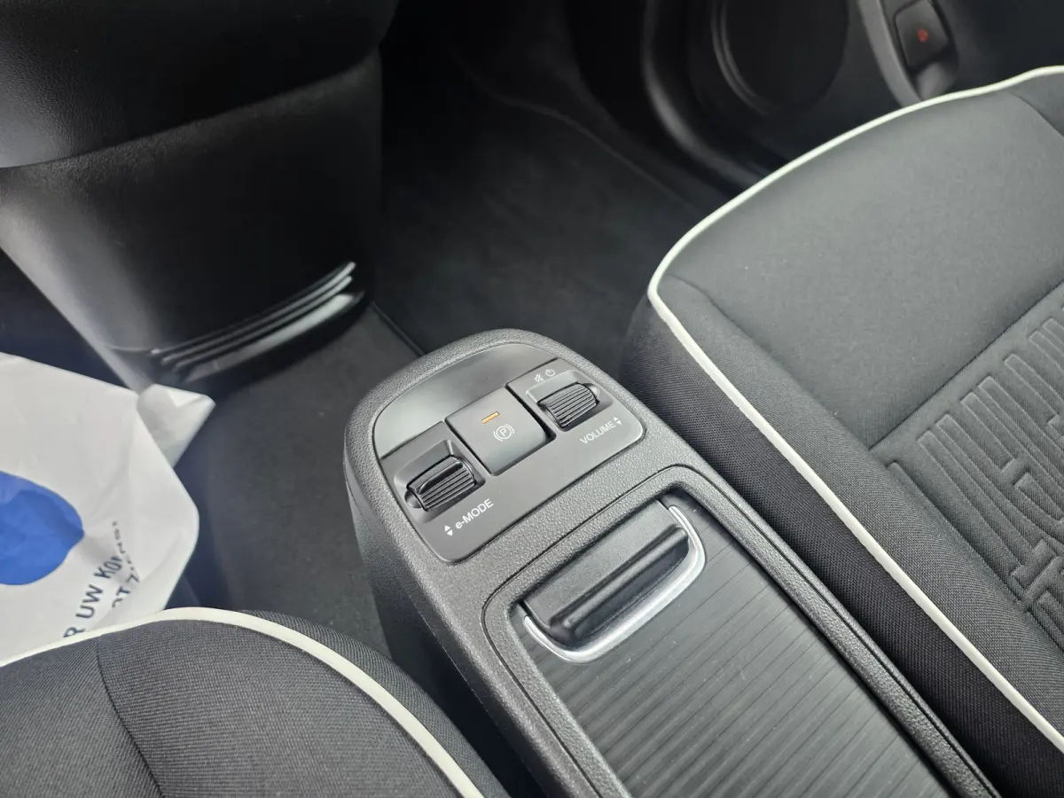 Urban 42 kWh | Pack Style | Pack Comfort | Camera | Stoelverwarming | Cruise control | Lane Assist | Apple Carplay/Android Auto