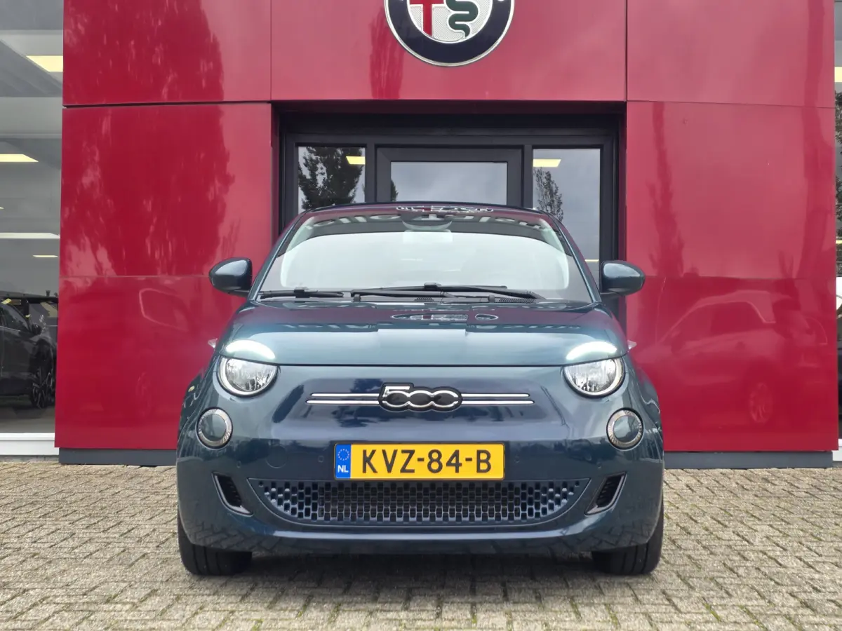 Urban 42 kWh | Pack Style | Pack Comfort | Camera | Stoelverwarming | Cruise control | Lane Assist | Apple Carplay/Android Auto