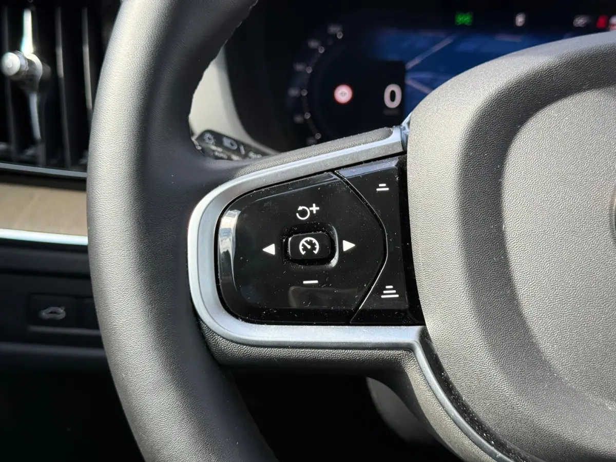 T6 Plug-in hybrid AWD Ultra Dark | Trekhaak | Panoramadak | Luchtvering | 360 Graden Camera | Harman / Kardon |