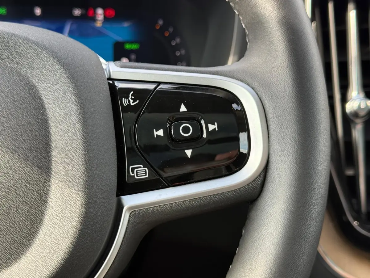 T6 Plug-in hybrid AWD Ultra Dark | Trekhaak | Panoramadak | Luchtvering | 360 Graden Camera | Harman / Kardon |