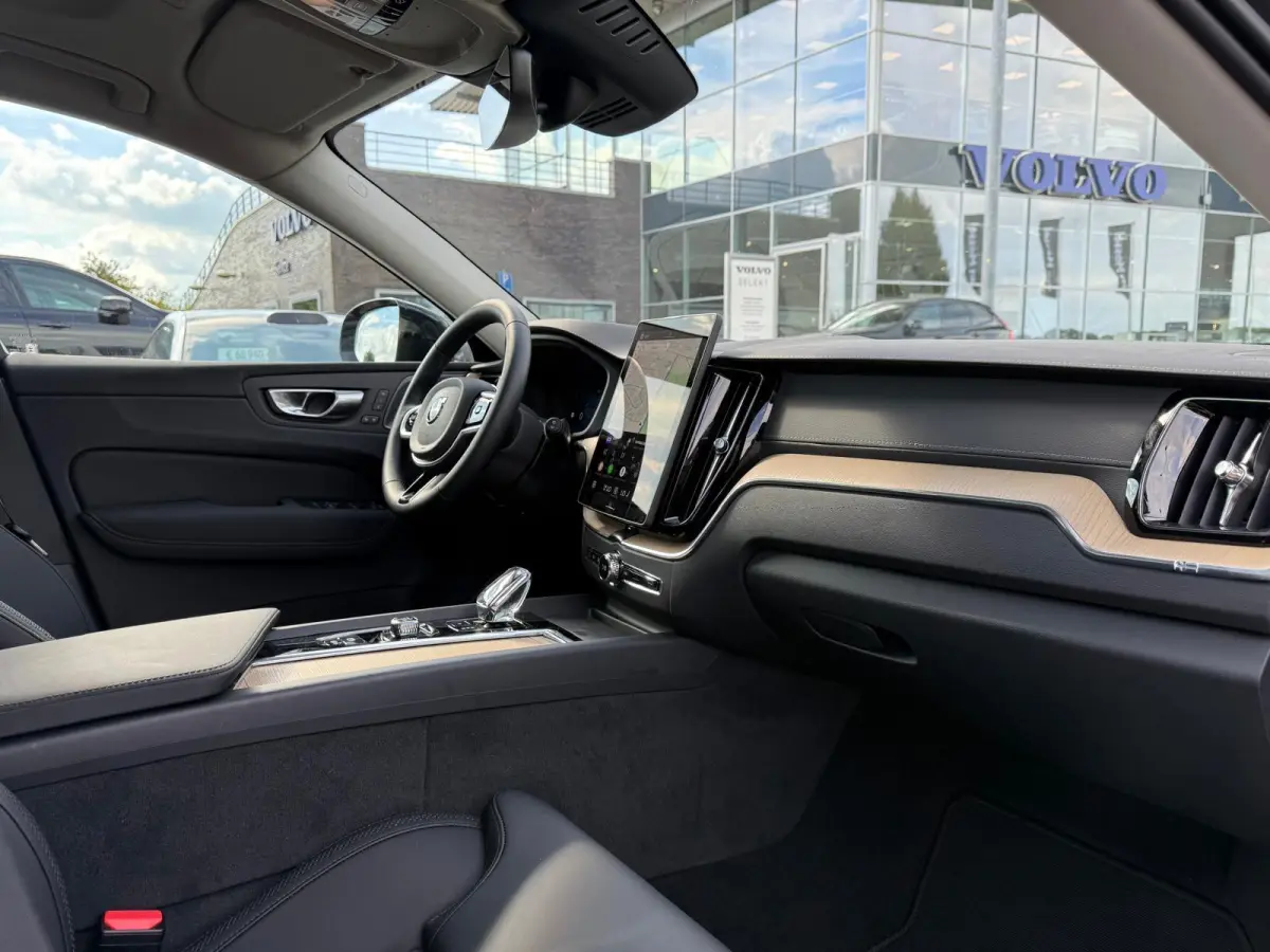 T6 Plug-in hybrid AWD Ultra Dark | Trekhaak | Panoramadak | Luchtvering | 360 Graden Camera | Harman / Kardon |
