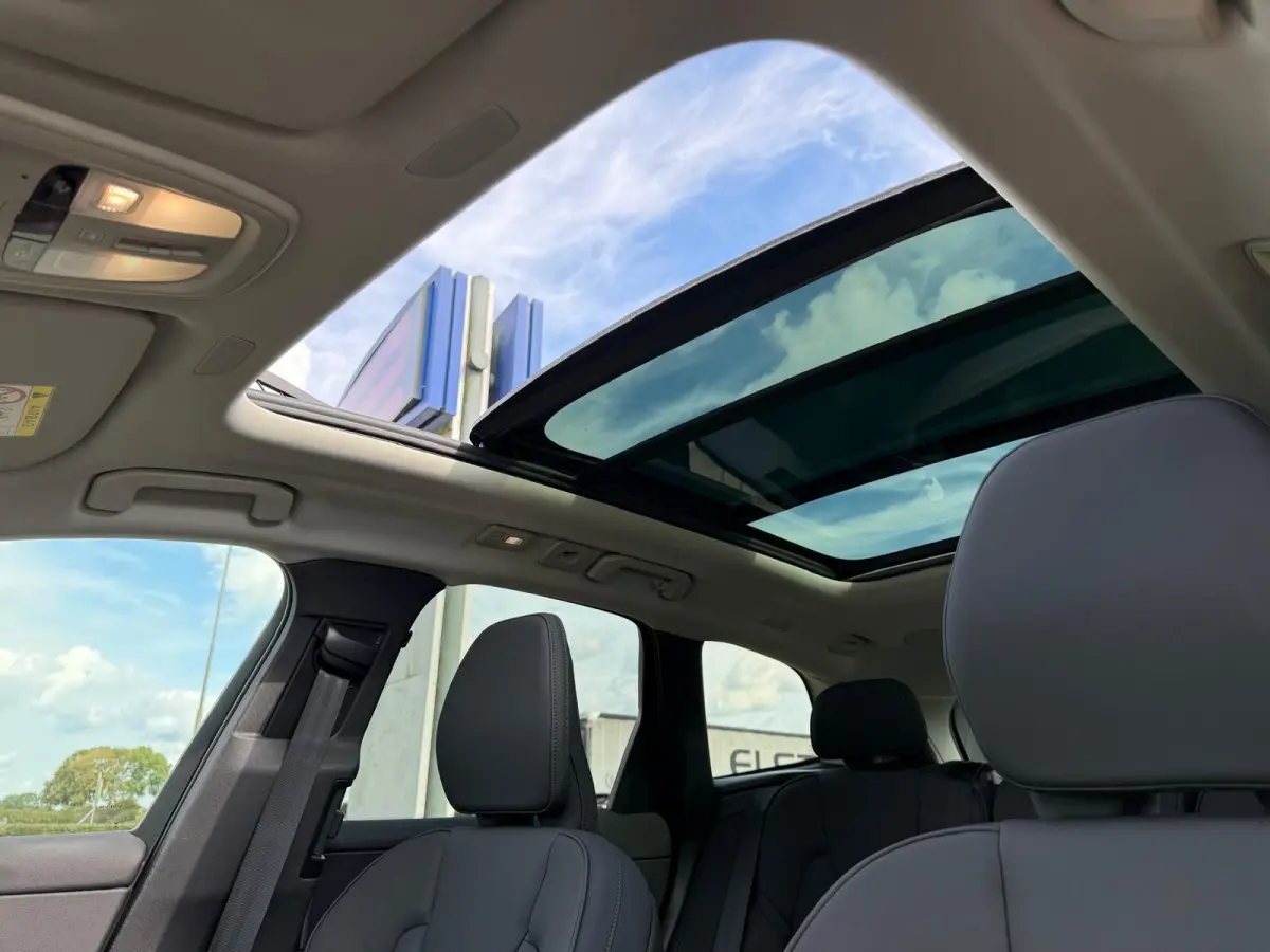 T6 Plug-in hybrid AWD Ultra Dark | Trekhaak | Panoramadak | Luchtvering | 360 Graden Camera | Harman / Kardon |