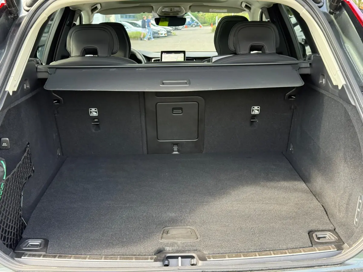 T6 Plug-in hybrid AWD Ultra Dark | Trekhaak | Panoramadak | Luchtvering | 360 Graden Camera | Harman / Kardon |