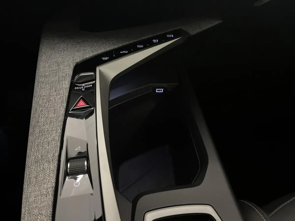 1.2 Hybrid 145 Allure 7p | CAMERA | APPLE CARPLAY/ANDROID AUTO | CLIMATE CONTROL | LMV |