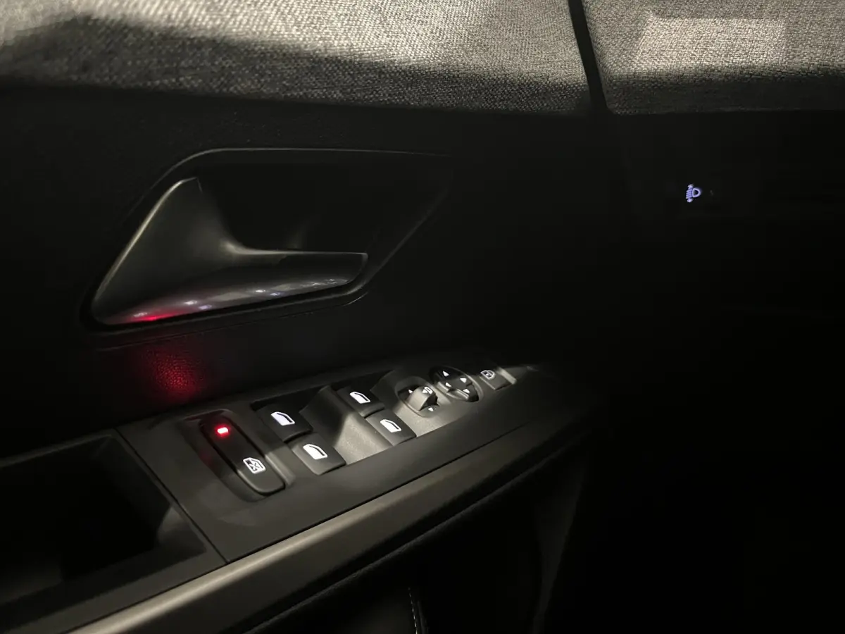 1.2 Hybrid 145 Allure 7p | CAMERA | APPLE CARPLAY/ANDROID AUTO | CLIMATE CONTROL | LMV |