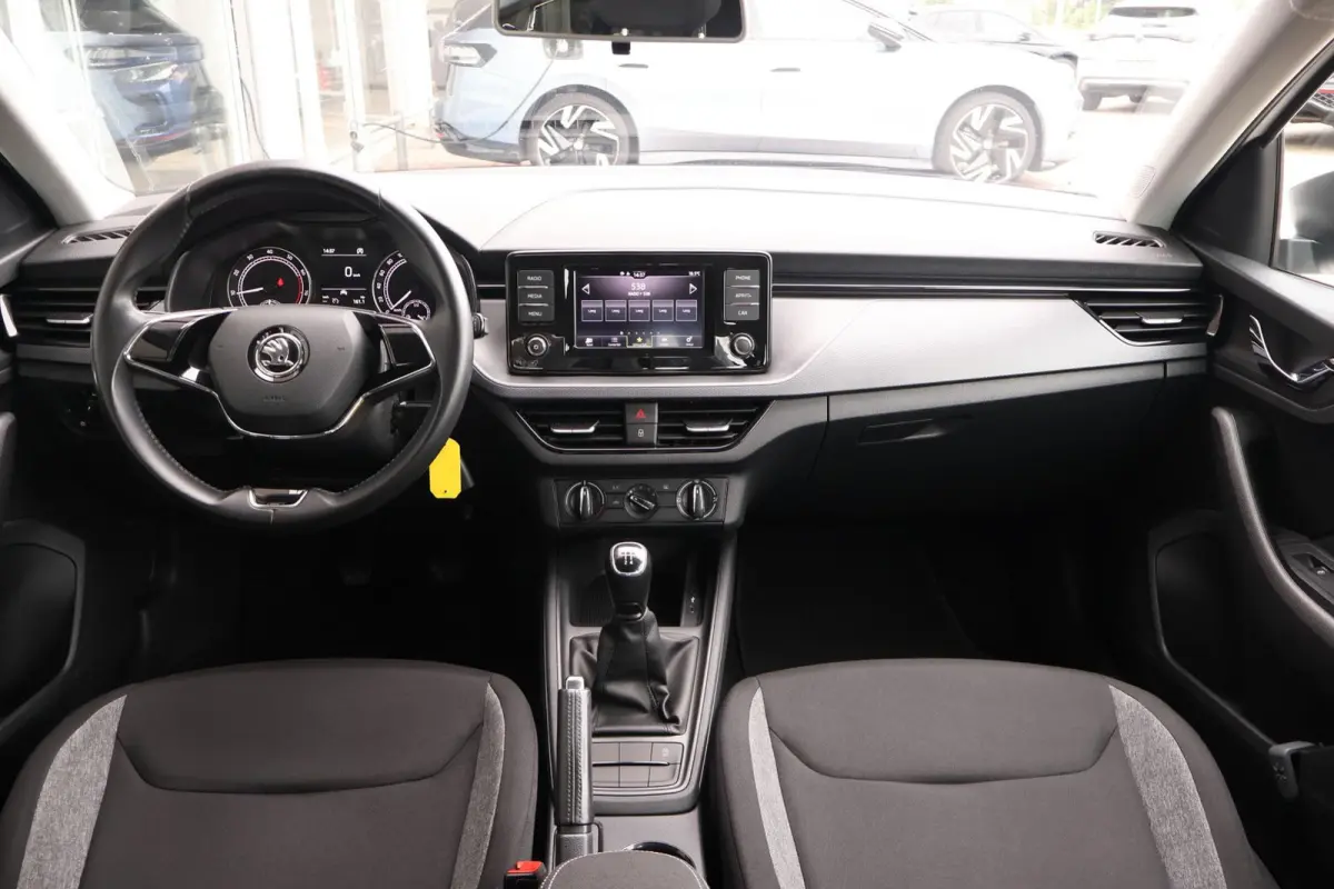 1.0 TSI 95pk Active | Carplay | PDC | Cruise Control | DAB Radio