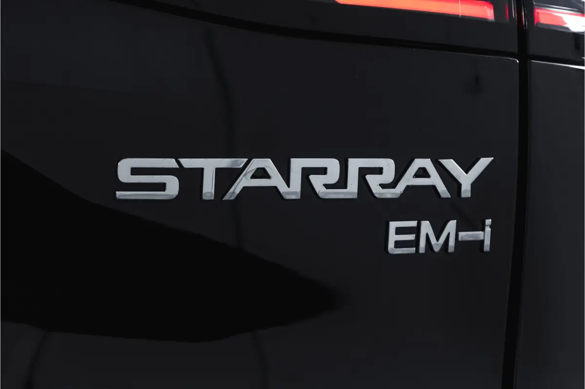 1.5 Max+ PHEV | 136km Elektrisch | S/K-Panodak | 360 Camera | NAV+App. Connect | V2L | Warmtepomp | HUD | Stoelverwarming & verkoeling | Memory | Elek. klep | Flyme | LM 19" | 7263