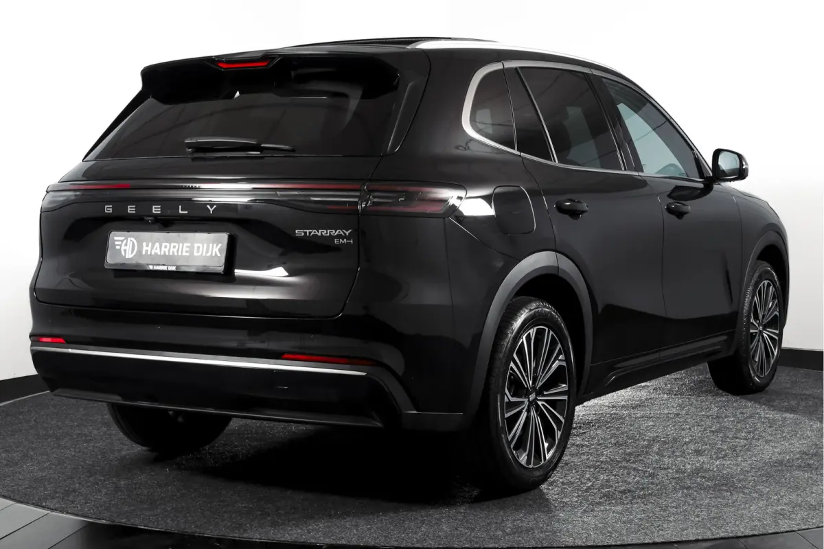 1.5 Max+ PHEV | 136km Elektrisch | S/K-Panodak | 360 Camera | NAV+App. Connect | V2L | Warmtepomp | HUD | Stoelverwarming & verkoeling | Memory | Elek. klep | Flyme | LM 19" | 7263