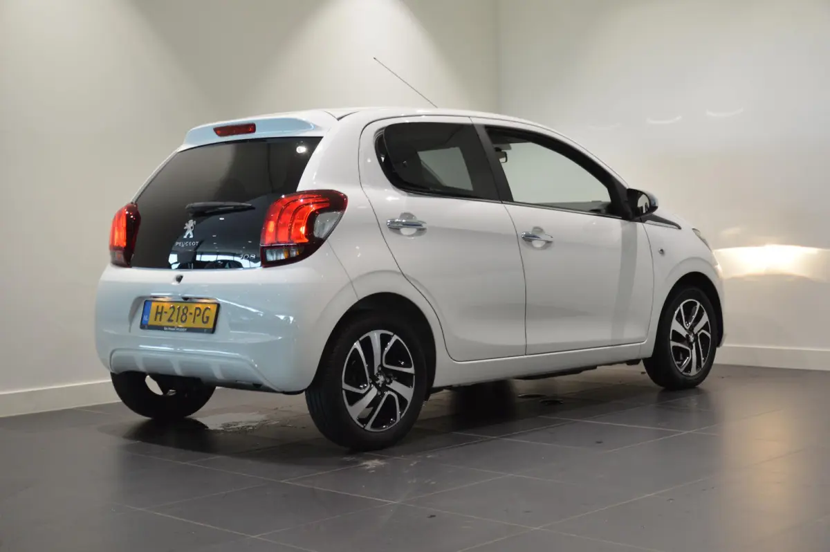 1.0 e-VTi Allure Groot scherm en camera