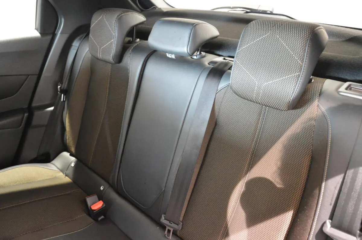 130PK Bastille | Automaat | Apple Carplay/Android Auto | Achteruitrijcamera | Climate Control | Lichtmetalen Velgen |