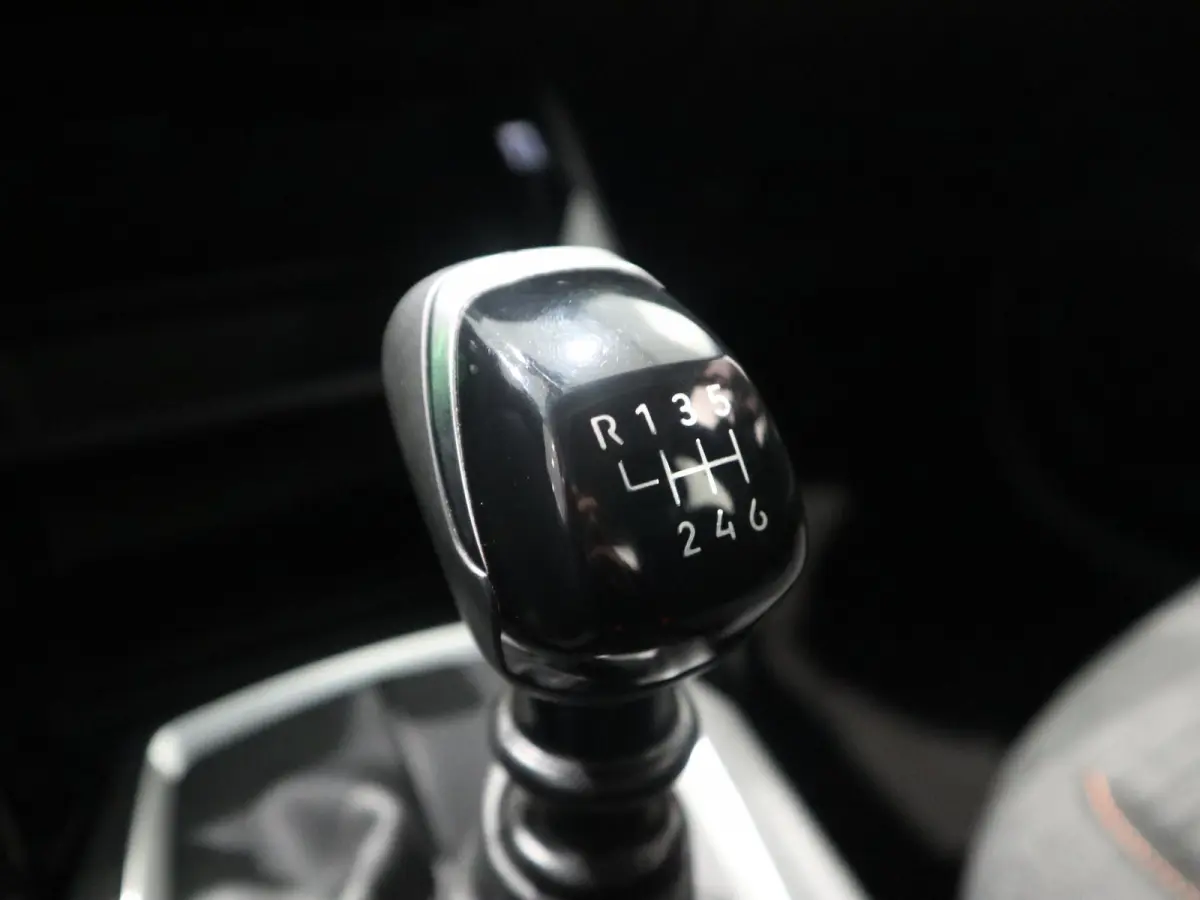 100PK Style - DRAADLOZE APPLE CARPLAY//ANDROID AUTO - NAVIGATIE - FULL LED