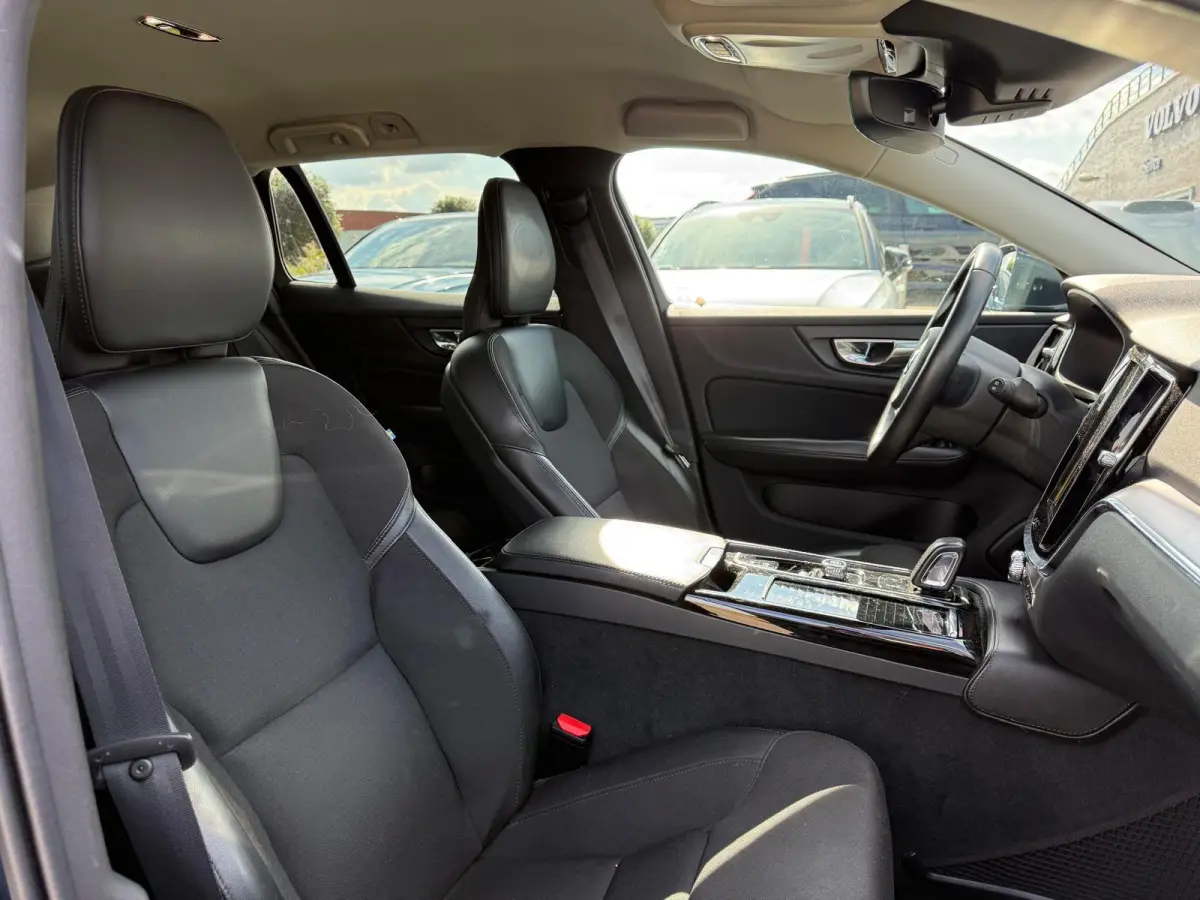 T6 Twin Engine AWD Momentum Pro | Trekhaak | Parkeercamera | Apple Carplay | Digital Cockpit |