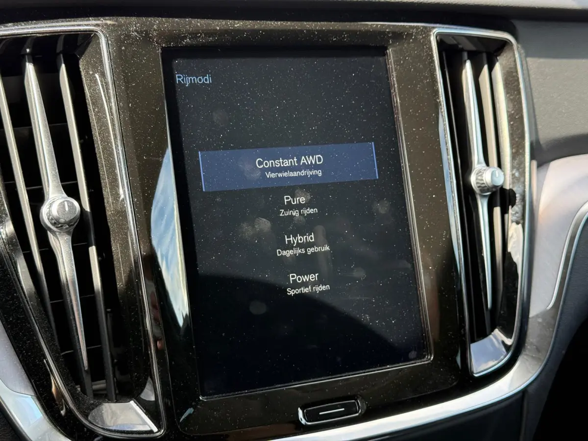 T6 Twin Engine AWD Momentum Pro | Trekhaak | Parkeercamera | Apple Carplay | Digital Cockpit |