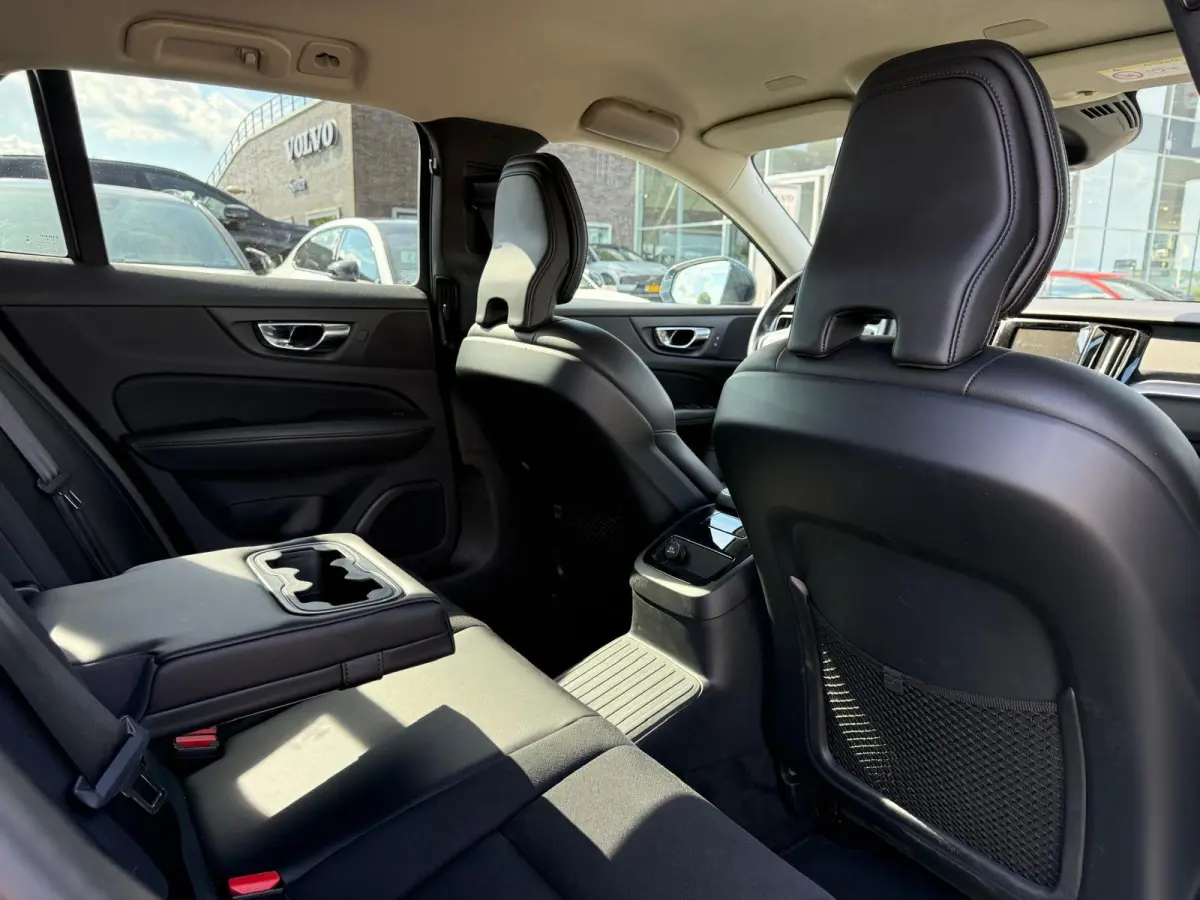 T6 Twin Engine AWD Momentum Pro | Trekhaak | Parkeercamera | Apple Carplay | Digital Cockpit |