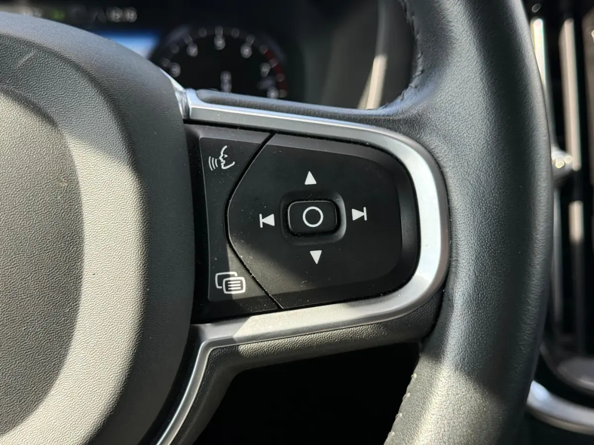 T6 Twin Engine AWD Momentum Pro | Trekhaak | Parkeercamera | Apple Carplay | Digital Cockpit |