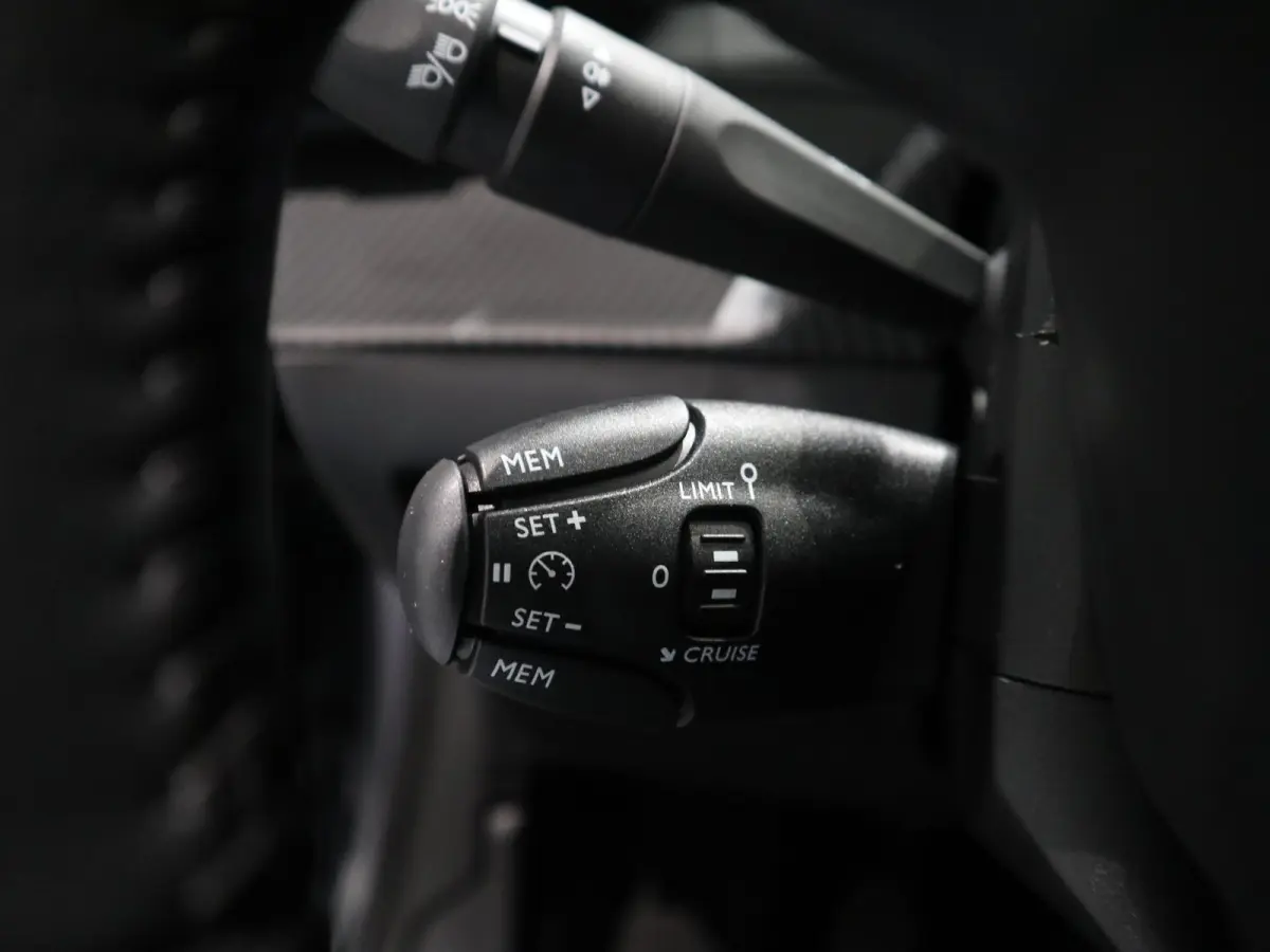 Allure - CAMERA VOOR EN ACHTER - DRAADLOZE APPLE CARPLAY / ANDROID AUTO - NAVIGATIE