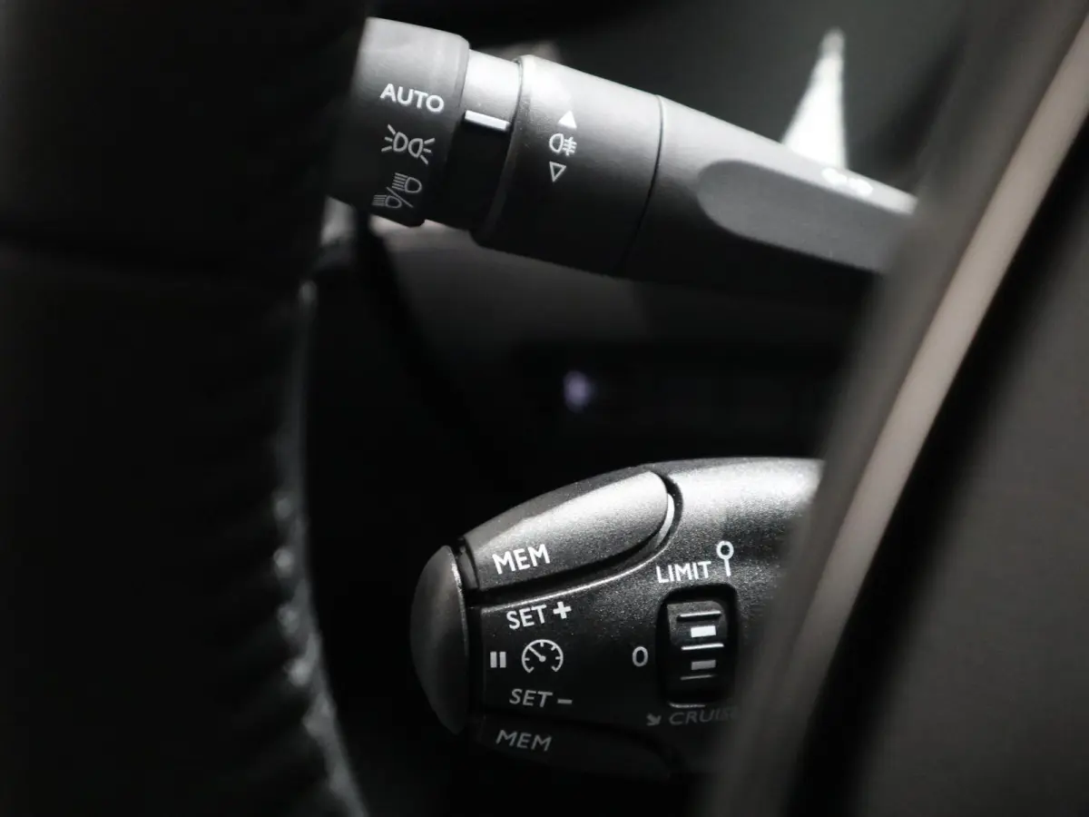 Active - NAVI - APPLE CARPLAY/ANDROID AUTO - PARKEERSENSOREN