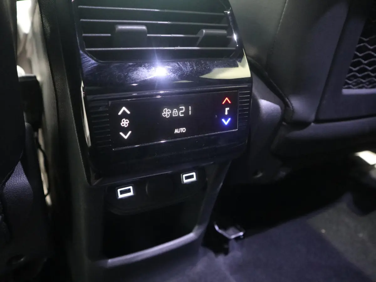 1.2 Hybrid 145 GT 7p STOEL- EN STUURVERWARMING - NAVIGATIE - WEINIG KILOMETERS!