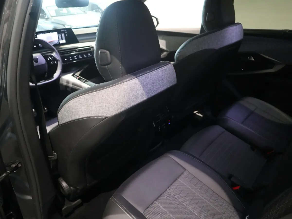 1.2 Hybrid 145 GT 7p STOEL- EN STUURVERWARMING - NAVIGATIE - WEINIG KILOMETERS!