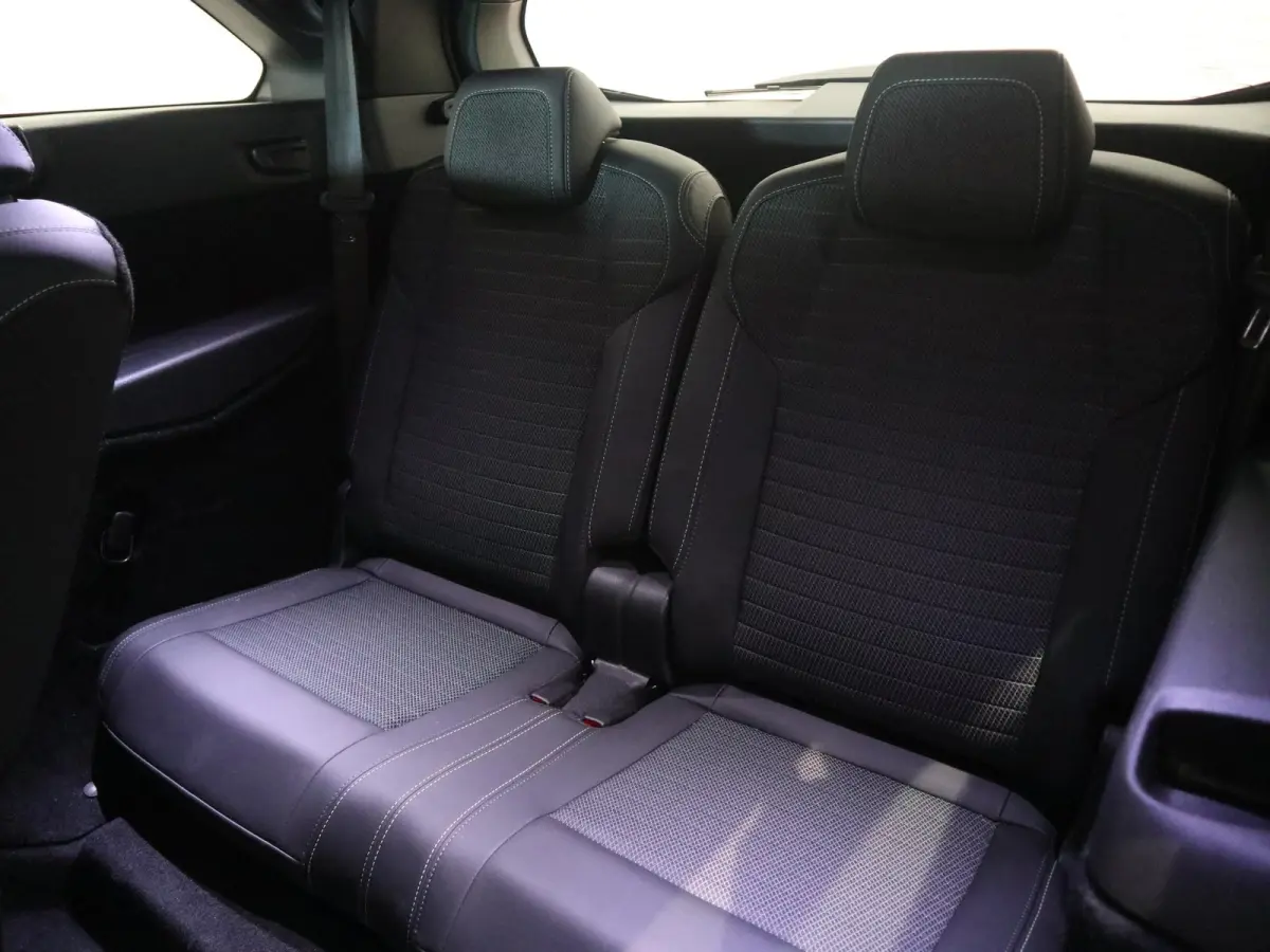 1.2 Hybrid 145 GT 7p STOEL- EN STUURVERWARMING - NAVIGATIE - WEINIG KILOMETERS!