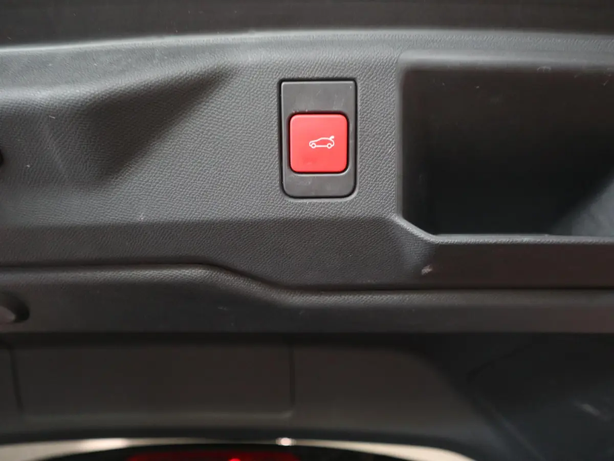 1.2 Hybrid 145 GT 7p STOEL- EN STUURVERWARMING - NAVIGATIE - WEINIG KILOMETERS!