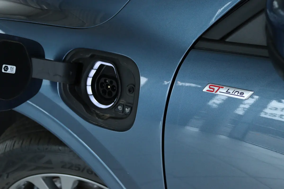 2.5 PHEV ST-Line | Achterspoiler | Achteruitrijcamera | Apple Carplay/Android Auto|telefoonintegratie premium