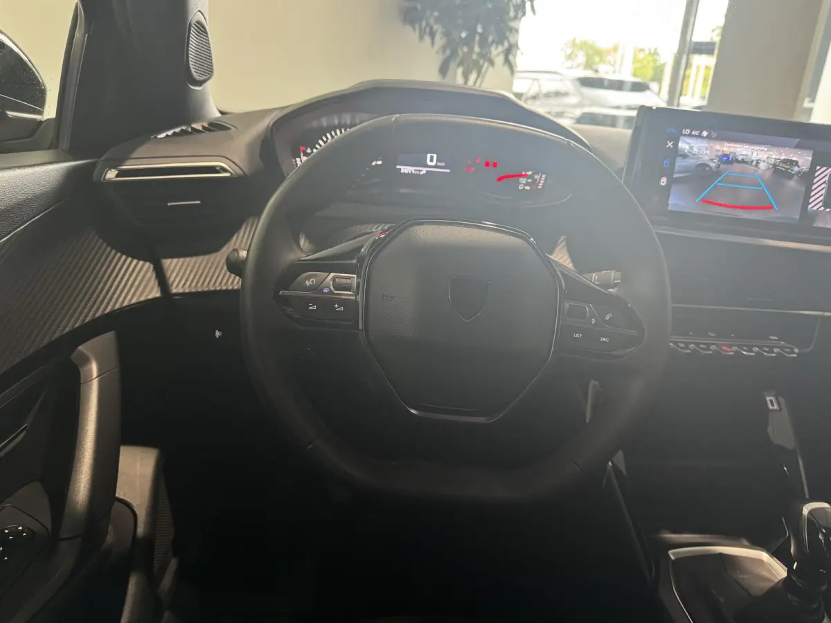 Active | ACTIE | Apple Carplay | Cruise Control | Camera |