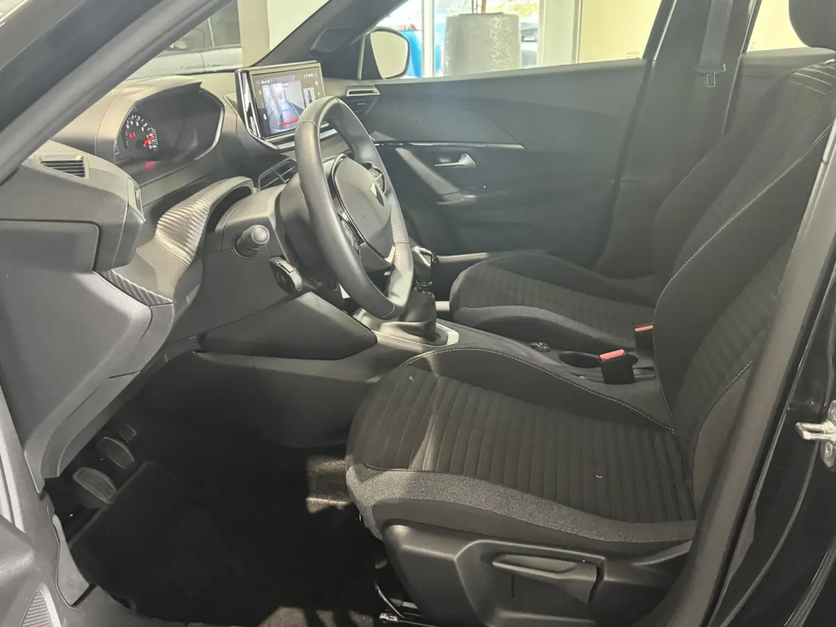 Active | ACTIE | Apple Carplay | Cruise Control | Camera |