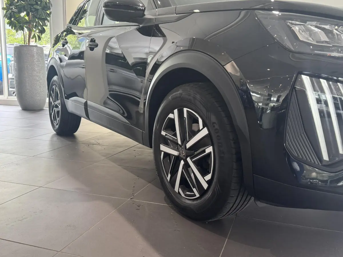 Active | ACTIE | Apple Carplay | Cruise Control | Camera |