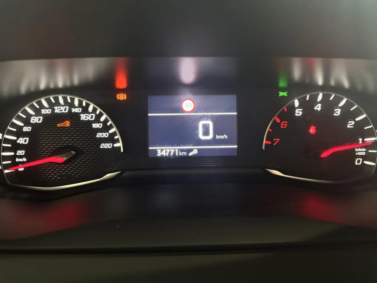 Active | ACTIE | Apple Carplay | Cruise Control | Camera |