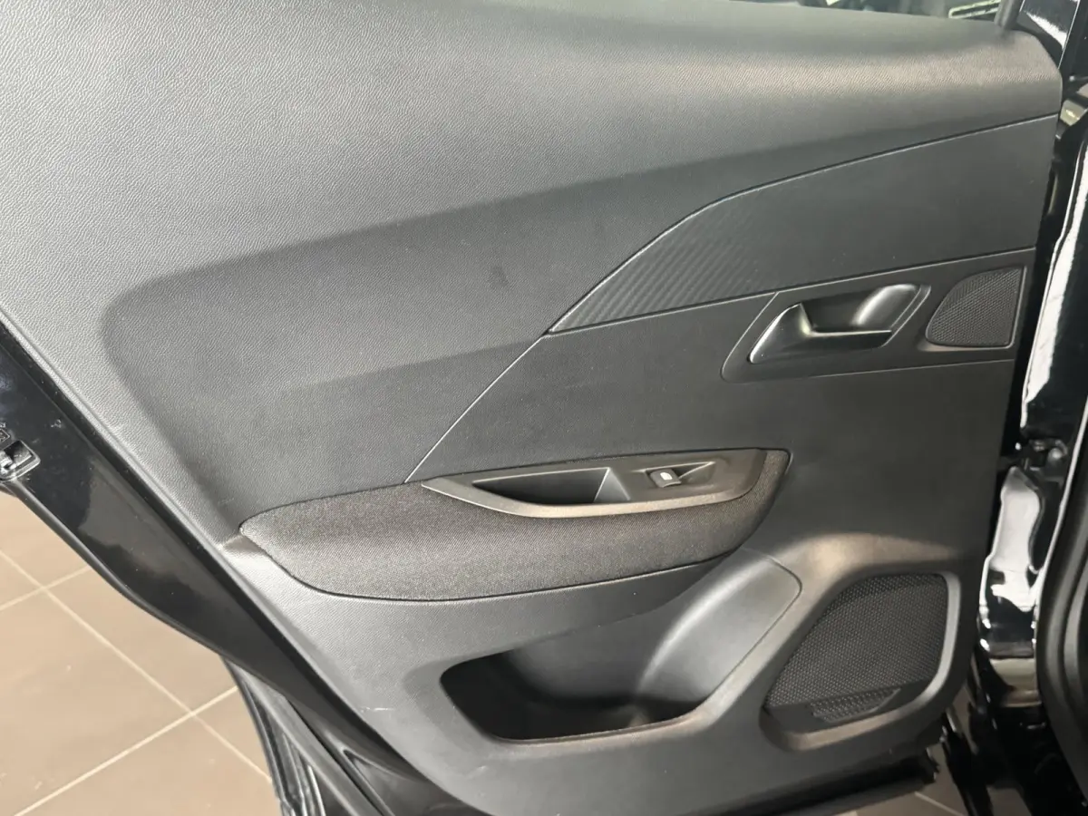 Active | ACTIE | Apple Carplay | Cruise Control | Camera |